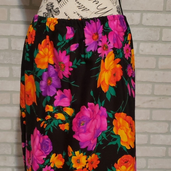 Susie's Essentials Skirt - Picture 2 of 2